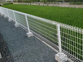 積水樹脂(セキスイ)のフェンス・柵 メッシュフェンスG10-R 自由柱 施工例