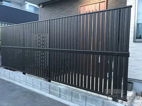 YKKAPのフェンス・柵 ルシアスフェンスF03型 たて半目隠し 木調カラー 2段支柱 自立建て用（パネル2段） 施工例
