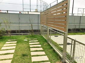 YKKAPのフェンス・柵 ルシアスフェンスF04型 横板 木目カラー 2段支柱 自立建て用(パネル1段) 施工例