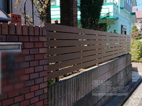 YKKAPのフェンス ルシアスフェンスH02型 横板格子 木調カラー　自由柱施工 施工例