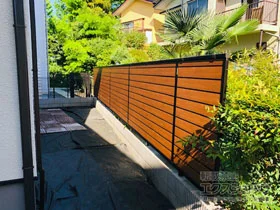 YKKAPのフェンス・柵 ルシアスフェンスF02型　横目隠し　木調カラー 施工例