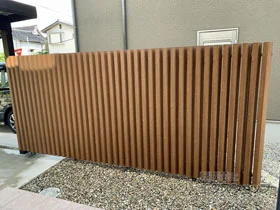 三協アルミのフェンス・柵 エルファード片面M5型角度板格子高尺タイプ　フリー支柱タイプ 施工例