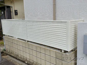 YKKAPのフェンス・柵 ミエーネフェンス 目隠しルーバータイプ　自由柱施工 施工例