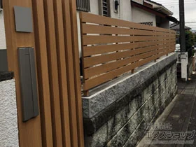 YKKAPのフェンス ルシアスフェンスH02型 横板格子 木調カラー 自由柱仕様 施工例