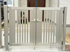 YKKAPの門扉 シンプレオ門扉S1型 たてスリット 両開き 門柱使用 施工例