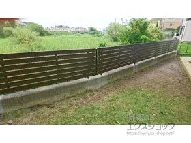 YKKAPのフェンス・柵 ルシアスフェンスH07型 横板 木調カラー 自由柱施工 施工例
