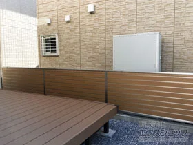 YKKAPのフェンス・柵 ルシアスフェンスF02型 横目隠し 木調カラー　自由柱施工 施工例