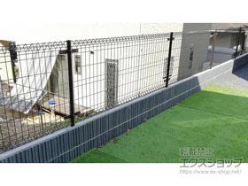 YKKAPのフェンス・柵 イーネットフェンス1M型 間仕切柱施工 施工例