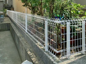 積水樹脂(セキスイ)のフェンス・柵 メッシュフェンスG10-R　自由柱タイプ 施工例