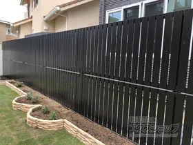 YKKAPのフェンス・柵 ルシアスフェンスH01型 たて板格子 2段支柱施工 施工例