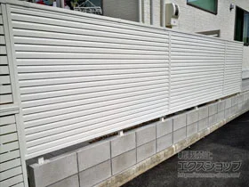 YKKAPのフェンス・柵 シンプレオフェンス13型ルーバー　自由柱施工 施工例