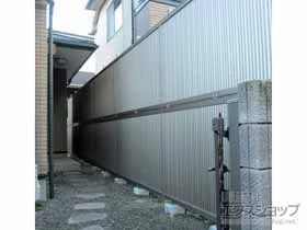 LIXIL(リクシル)のフェンス・柵 ハイスクリーンフェンスC型 フリーポールタイプ＜多段柱仕様＞ 施工例