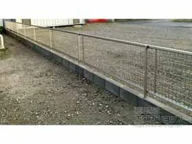 YKKAPのフェンス・柵 シンプレオフェンスM2型 縦井桁メッシュ　自由柱施工 施工例