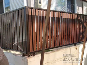 YKKAPのフェンス・柵 ルシアスフェンスF03型 たて半目隠し 木調カラー　自由柱施工 施工例