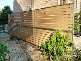YKKAPのフェンス・柵 ルシアスフェンスF04型　横板　木目カラー　2段支柱　自立建て用（パネル2段） 施工例