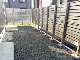 YKKAPのフェンス・柵 ルシアスフェンスF04型 横板 木調カラー 2段支柱 自立建て用（パネル2段）〈A〉 施工例