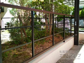 YKKAPのフェンス・柵 ルシアスフェンスH05型 横格子 木調カラー 自由柱施工 施工例