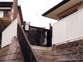 YKKAPのフェンス・柵 シンプレオフェンス2型 縦格子　自由柱施工 施工例