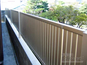 YKKAPのフェンス・柵 シンプレオフェンス4型 たて太格子 自由柱施工*部材 施工例