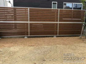 YKKAPのフェンス・柵 ルシアスフェンスF04型　横板　木目カラー　2段支柱　自立建て用 施工例