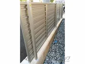 YKKAPのフェンス・柵 ルシアスフェンスF02型 横目隠し 木調カラー　自由柱施工 施工例