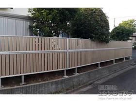 YKKAPのフェンス・柵 ルシアスフェンスF03型 たて半目隠し 木調カラー 2段支柱 自立建て用 施工例