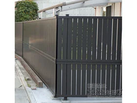 LIXIL(リクシル)のフェンス・柵 セレビューフェンス R4型 2段柱[控え柱なし・60角]（パネル2段）〈B〉 施工例