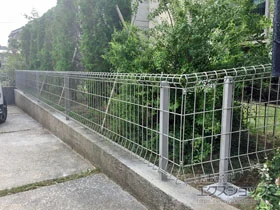 YKKAPのフェンス・柵 イーネットフェンス2F型　自由柱施工＜A＞ 施工例