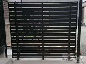 YKKAPのフェンス・柵 シンプレオフェンスSY1型　横半目隠し　2段支柱　ブロック建て用（パネル2段） 施工例