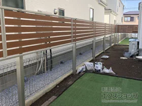 YKKAPのフェンス・柵 ルシアスフェンスF04型 横板 木調カラー 2段支柱 自立建て用（パネル1段） 施工例
