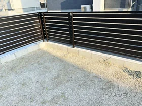 YKKAPのフェンス・柵 シンプレオフェンスSY1型　横スリット　自由柱施工 施工例