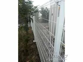 YKKAPのフェンス イーネットフェンス1F型 高尺タイプ 自由柱施工 施工例