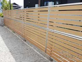 YKKAPのフェンス・柵 ルシアスフェンスF04型  横板 木目カラー2段支柱 自立建て用*パネル2段 施工例