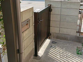 YKKAPの門扉 シンプレオ門扉S1型 たてスリット 片開き 門柱使用 施工例