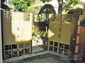 LIXIL(リクシル)のフェンス 京香 デザイン御簾垣2型 間仕切りタイプ 両面仕様 ユニット型 施工例