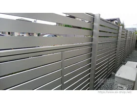 YKKAPのフェンス・柵 シンプレオフェンスSY1型　横半目隠し　2段支柱　自立建て用（パネル2段） 施工例