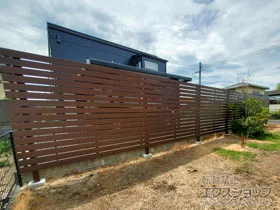 YKKAPのフェンス・柵 ルシアスフェンスH02型 横板格子 木調カラー 2段支柱 自立建て用 施工例
