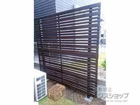 LIXIL(リクシル)のフェンス・柵 フェンスAA YR1型 横格子 ランダム 木調カラー アルミ多段柱使用（パネル2段） 施工例