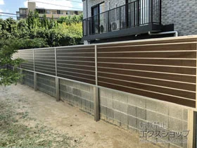YKKAPのフェンス・柵 ルシアスフェンスF02型 横目隠し 木調カラー 2段支柱 自立建て用（上段のみ） 施工例