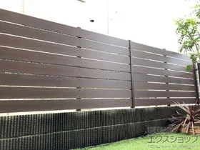 FandFのフェンス・柵 マイティウッド リアルウッド 横貼り8段 隙間10mm 施工例