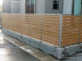 YKKAPのフェンス ルシアスフェンスF04型 横板 木目カラー　自由柱施工 施工例