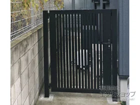 LIXIL リクシル(TOEX)の門扉 ライシス門扉 4型 太たて桟 片開き 柱使用 施工例
