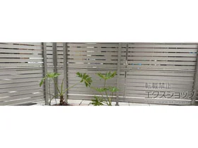 YKKAPのフェンス・柵 シンプレオフェンスSY1型 横半目隠し 2段支柱 自立建て用 施工例