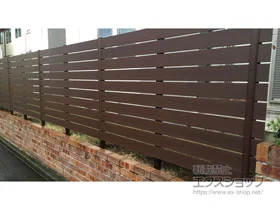 FandFのフェンス・柵 マイティウッド リアルウッド 横貼り10段 隙間10mm 施工例