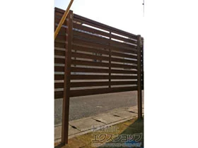 LIXIL(リクシル)のフェンス・柵 フェンスAA YS2型 横スリット 木調カラー 多段柱(2段柱) 上段のみ設置 施工例