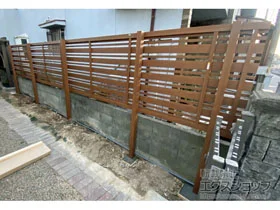 YKKAPのフェンス・柵 ルシアスフェンスH03型 横板+細横格子 木調カラー 上段のみ設置 自立建て用 施工例