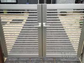 YKKAPの門扉 シンプレオ門扉9型 横粗格子 両開き 門柱使用 施工例