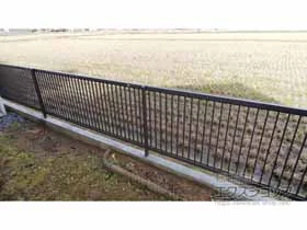 LIXIL(リクシル)のフェンス・柵 プレスタフェンス 2型 細たて桟　フリーポールタイプ 施工例