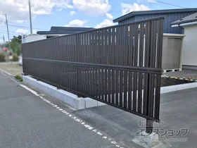 YKKAPのフェンス・柵 シンプレオフェンス6型 たて目隠し 2段支柱施工 施工例