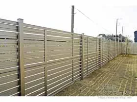 LIXIL(リクシル)のフェンス・柵 セレビューフェンス R3型 2段柱[控え柱なし・60角] 施工例